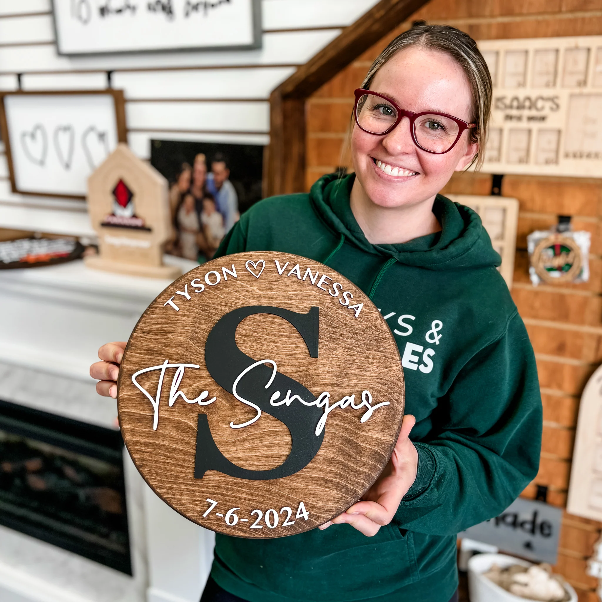 The Timeless Round Family Name Sign - Image 6